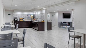 Breakfast area - Suburban Studios at the University (Conway)