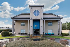 Exterior - Suburban Studios at the University (Conway)