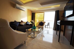 Minibar, in-room safe, desk, laptop workspace - Central Park Reef Resort (Olongapo)