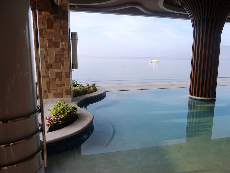 2 outdoor pools, pool loungers