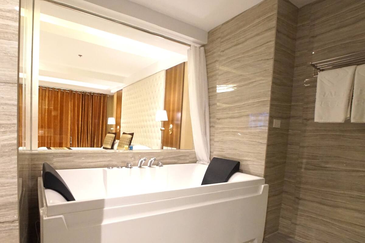 admiral suite | jetted bathtub