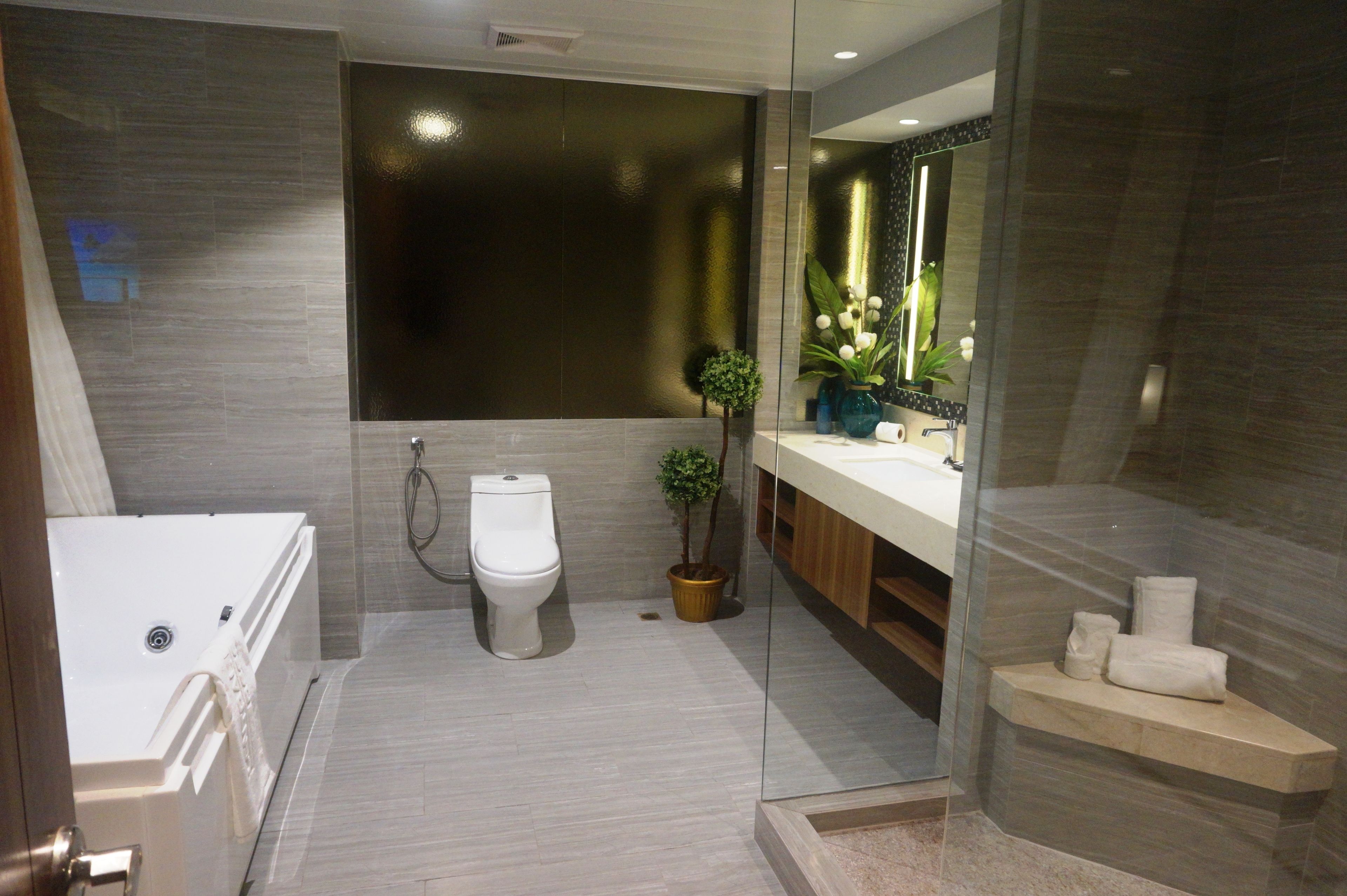 Un baño moderno con bañera, inodoro y tocador.