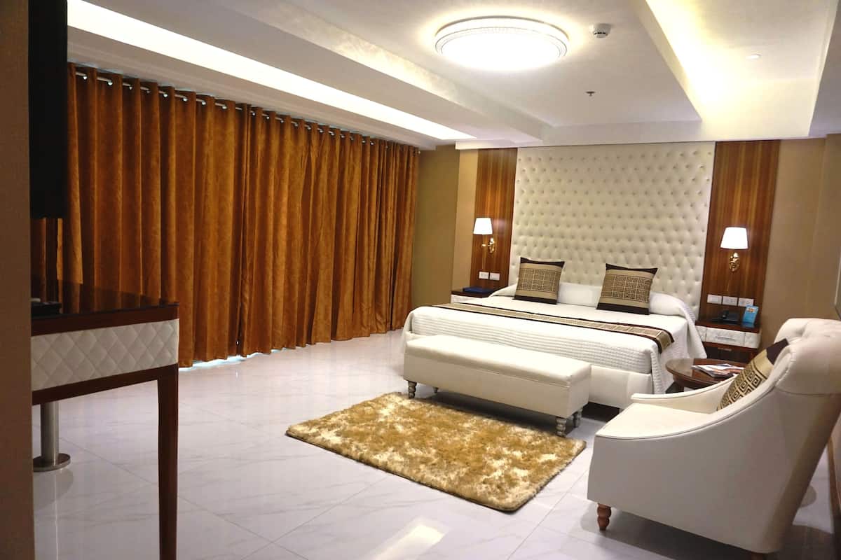 admiral suite | minibar, in-room safe, desk, laptop workspace