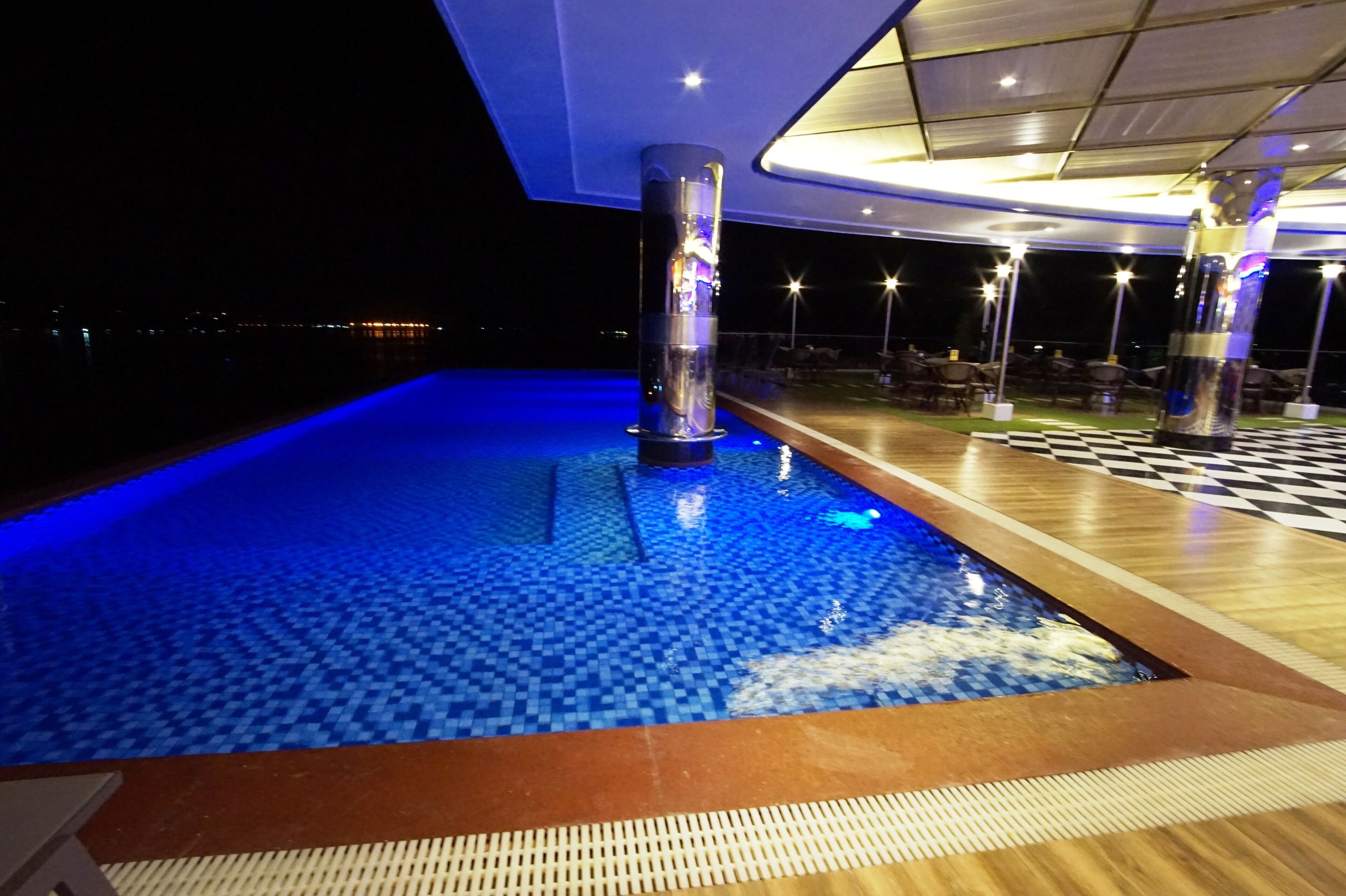 2 outdoor pools, pool loungers