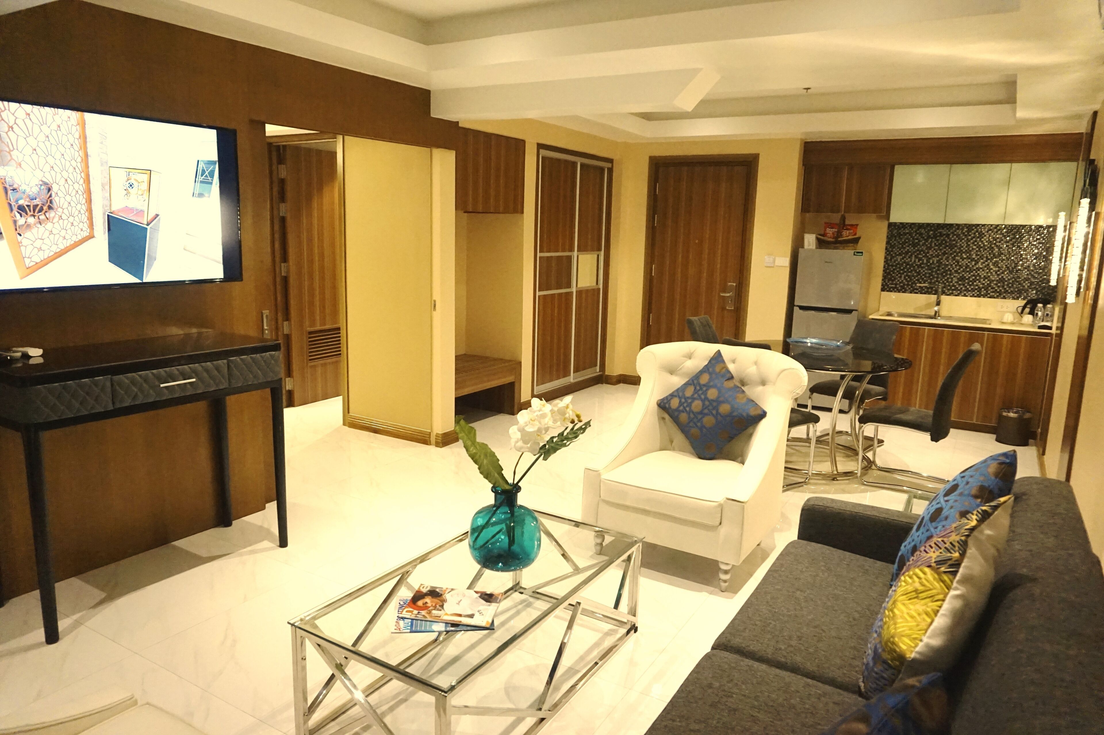 admiral suite | living area | tv