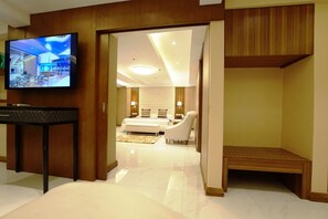 Admiral Suite | Minibar, in-room safe, desk, laptop workspace - Central Park Reef Resort (Olongapo)