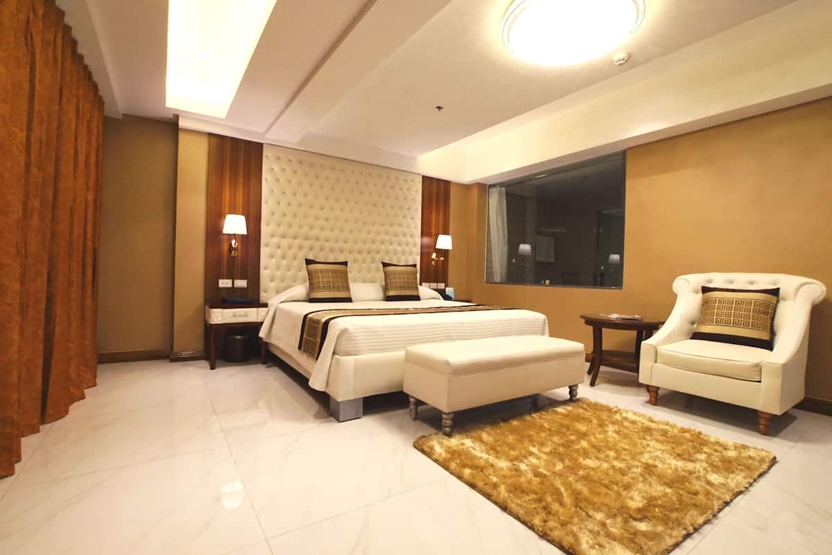 admiral suite | minibar, in-room safe, desk, laptop workspace