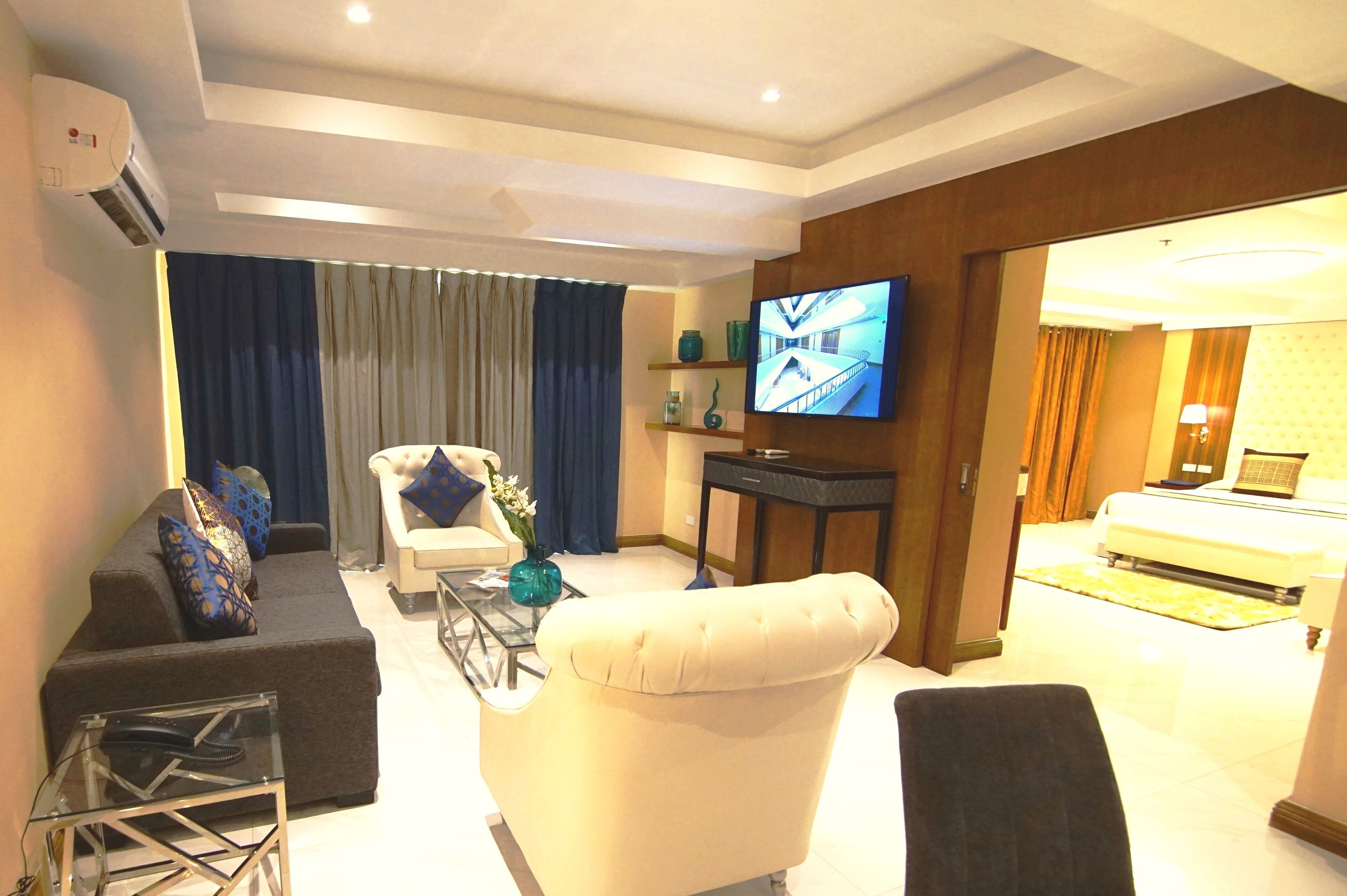 admiral suite | minibar, in-room safe, desk, laptop workspace