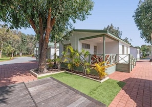 Iron/ironing board, bed sheets - Mandurah Caravan & Tourist Park (Furnissdale)
