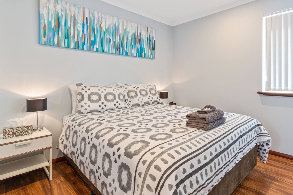 Iron/ironing board, bed sheets