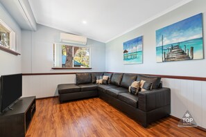 Ensuited Park Cabin Indoor Lounge - Ramp | Living area