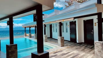 Außenpool, Liegestühle