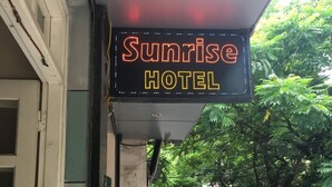 Une enseigne au néon pour l'hôtel Sunrise.