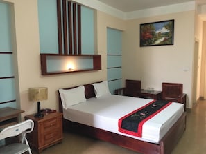 Minibar, bureau, Wi-Fi gratuit, draps fournis