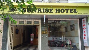 L’entrée de l’hôtel Sunrise, avec son sol à carreaux et un réfrigérateur Coca-Cola à l’intérieur.