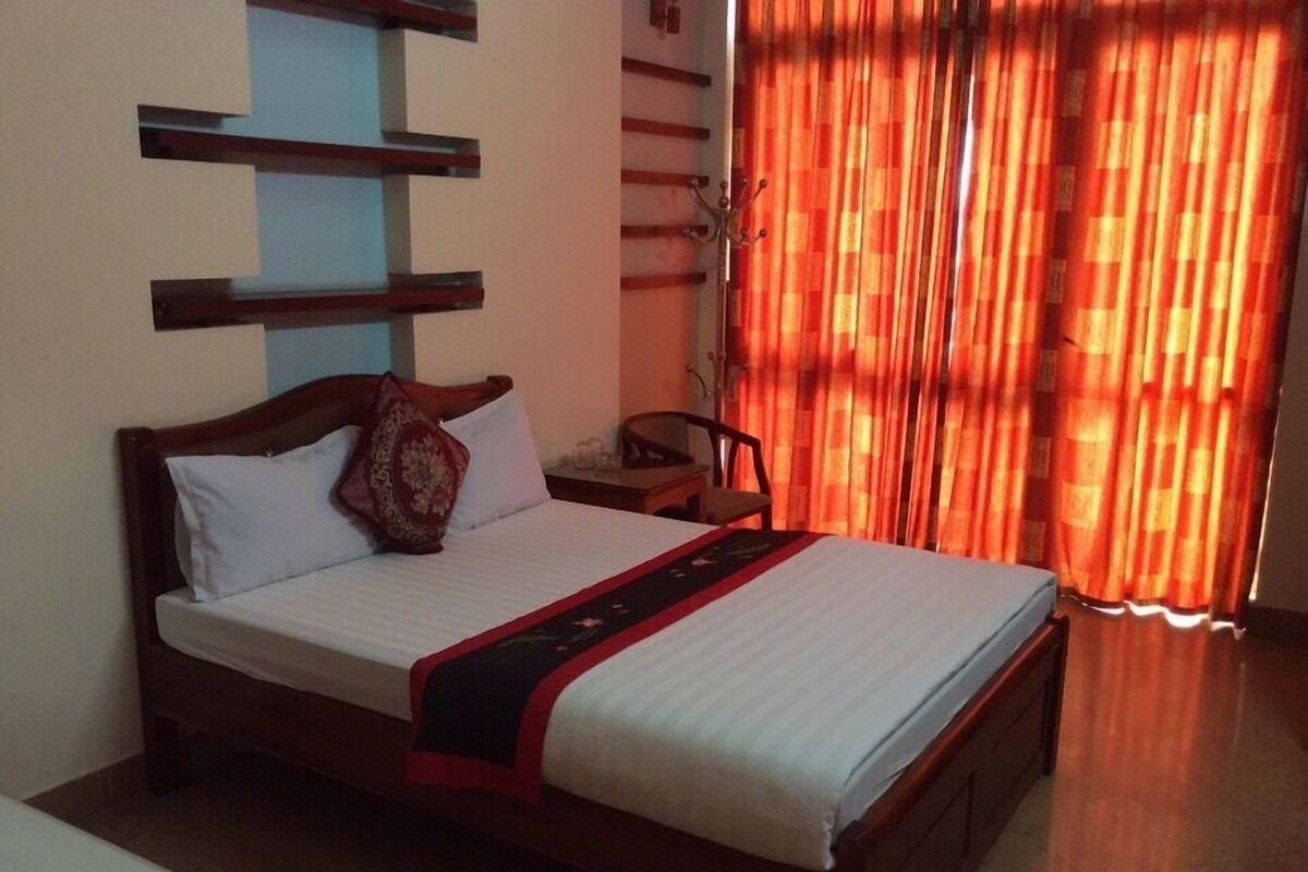 Single Room | Minibar, desk, WiFi (free), bed sheets