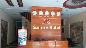 À l’hôtel Sunrise, le comptoir d’accueil est agrémenté de plusieurs horloges indiquant l’heure de Londres, Paris, New York, Séoul et Tokyo.