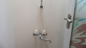 A shower with a handheld showerhead and a handheld faucet. - Yambarunomori (Ogimi)