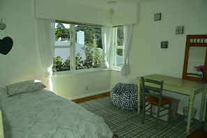 5 bedrooms, iron/ironing board, WiFi, bed sheets