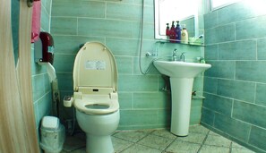 Shower, free toiletries, hair dryer, towels - Tongyeong The Sea and The Poet Pension (Tongyeong)