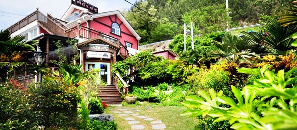 Front of property - Tongyeong The Sea and The Poet Pension (Tongyeong)