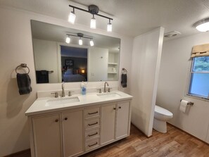 Chuveiro/banheira combinados, secador de cabelo, toalhas de banho 