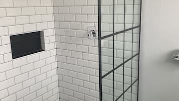 Apartment, 2 Bedrooms | Kamar mandi | Shower, pengering rambut, sabun, dan tisu toilet