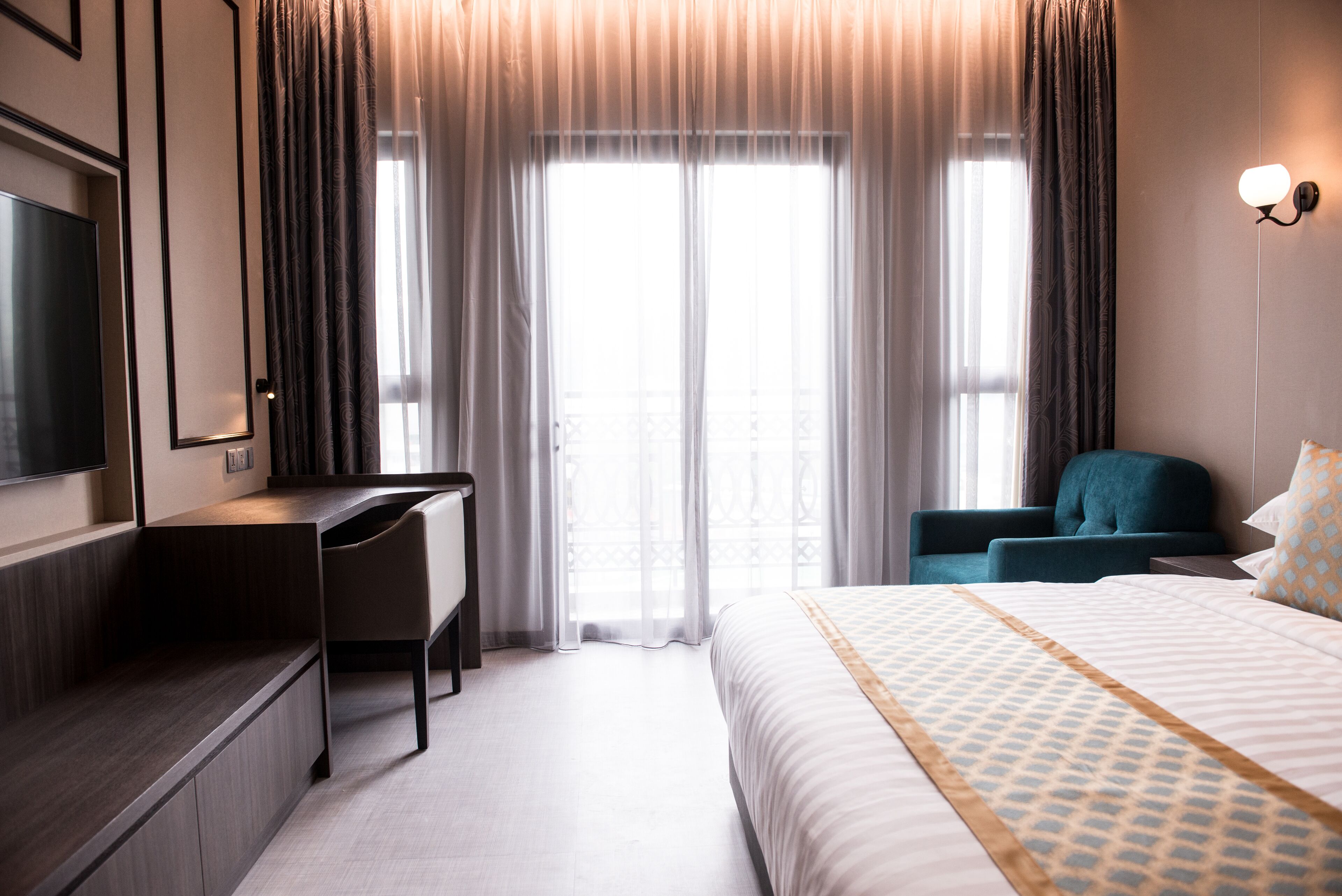 deluxe room | minibar, in-room safe, desk, laptop workspace