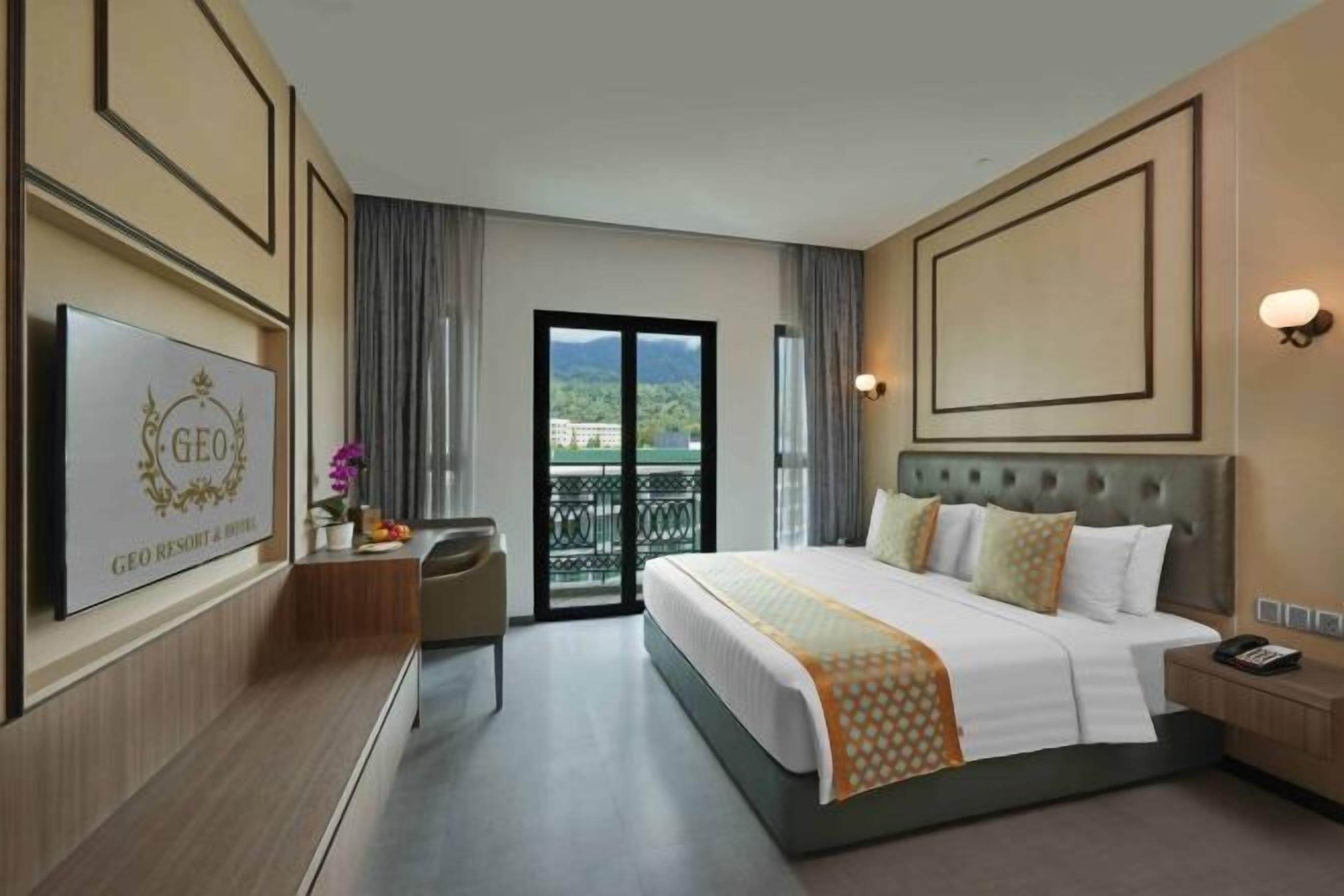 Minibar, in-room safe, desk, laptop workspace