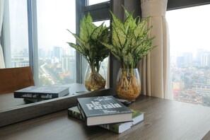Apartamento superluxo, 3 quartos, vista para a cidade | Cofres nos quartos, escrivaninha, espaço de trabalho para notebook