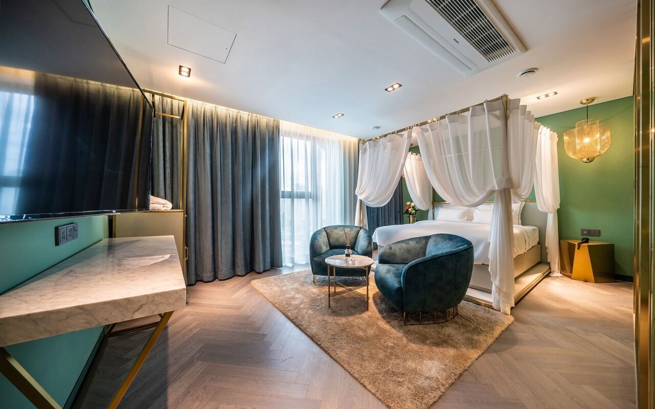 Signature Suite(1Night / Parking Available) | Free WiFi, bed sheets