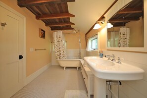 Un baño con bañera, lavamanos y ducha.
