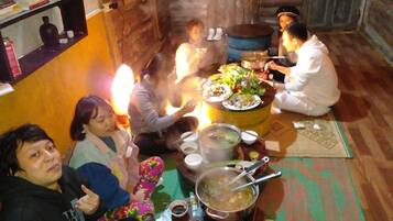 Frühstück, Mittagessen, Abendessen, lokale Küche