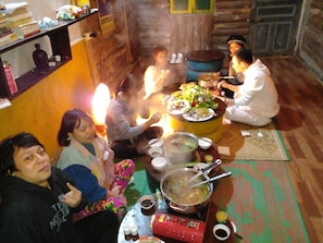Phục vụ bữa sáng, bữa trưa, bữa tối, đặc sản địa phương