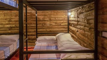 Gemeinsamer Basic-Schlafsaal (Bed in 14-Bed) | Zimmersafe, Schreibtisch