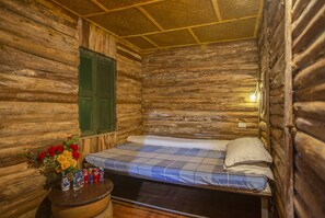 Quarto casal | Cofres nos quartos, escrivaninha