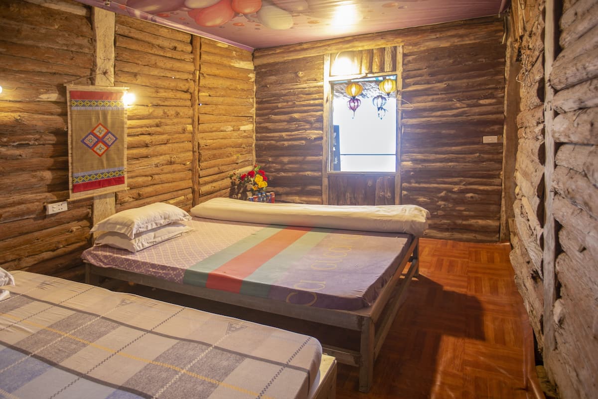 Habitación familiar | Caja de seguridad en la habitación y escritorio