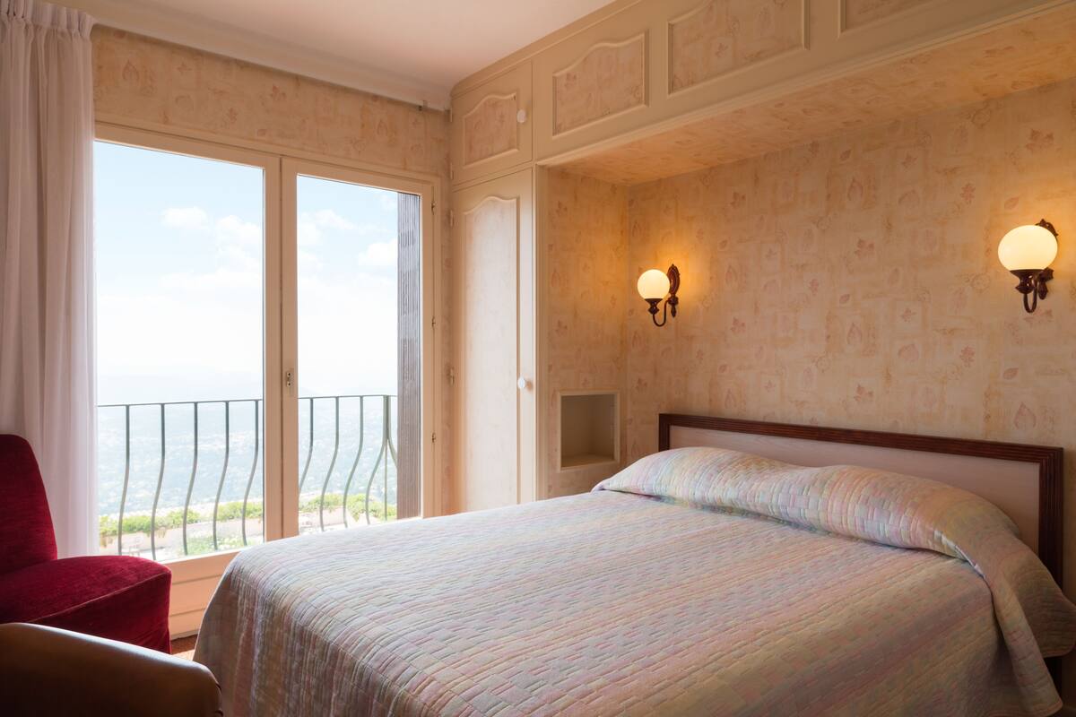 1 bedroom, pillow-top beds, free cots/infant beds, rollaway beds