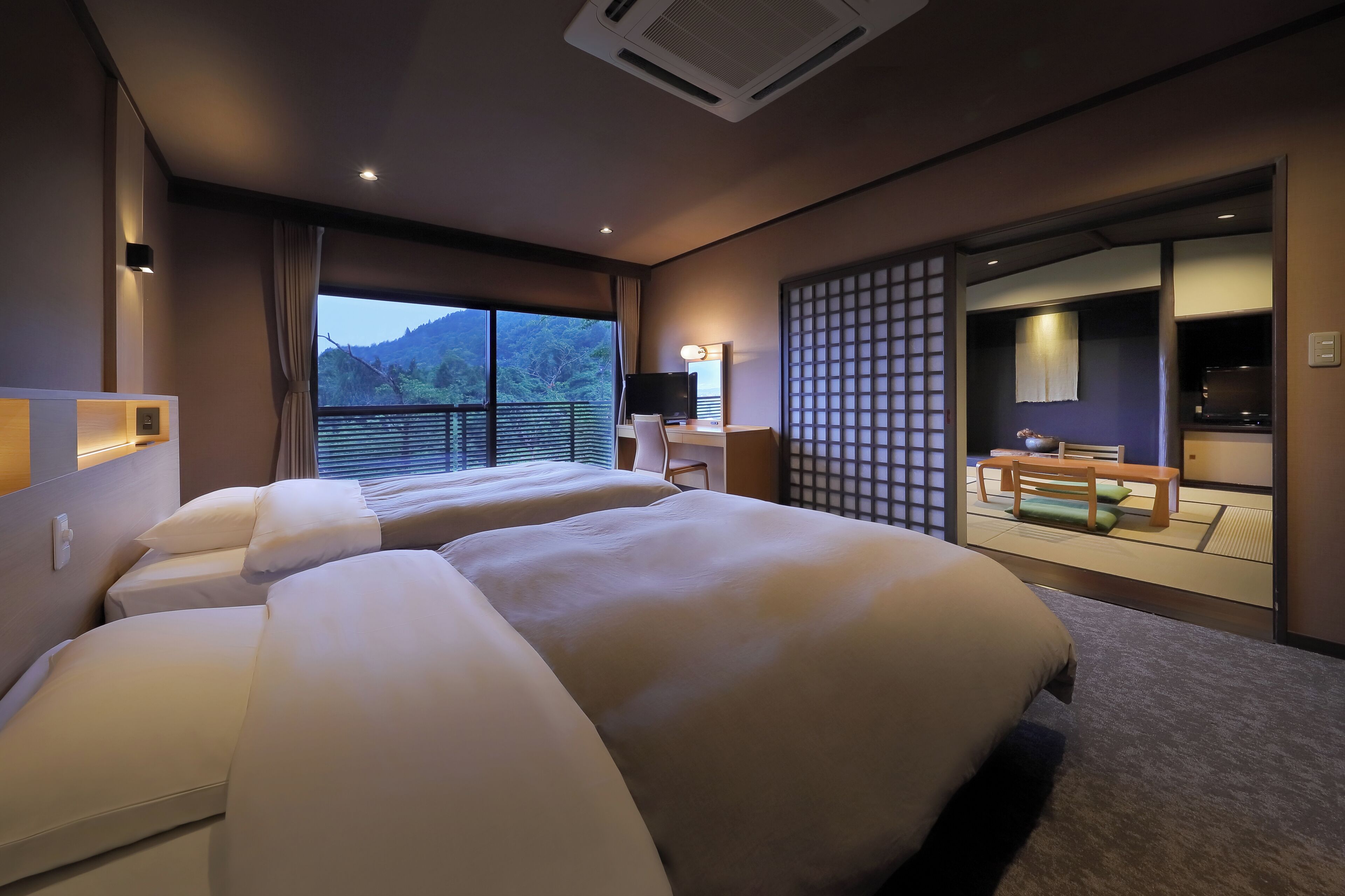 小型双床房, 私人浴室 (Suite, Japanese Modern Twin, 60 sqm) | 客房内保险箱、免费 WiFi