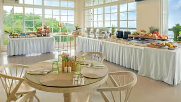 Daily cooked-to-order breakfast (PHP 500 per person)