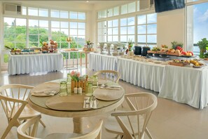 Se ofrece un desayuno a la carta (500 PHP por persona)