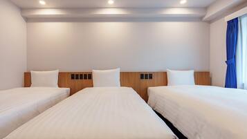 Triple Room | In-room safe, desk, laptop workspace, blackout drapes