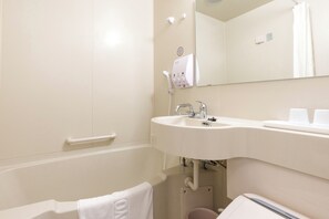 Duschwanne, Hausschuhe, Handtücher