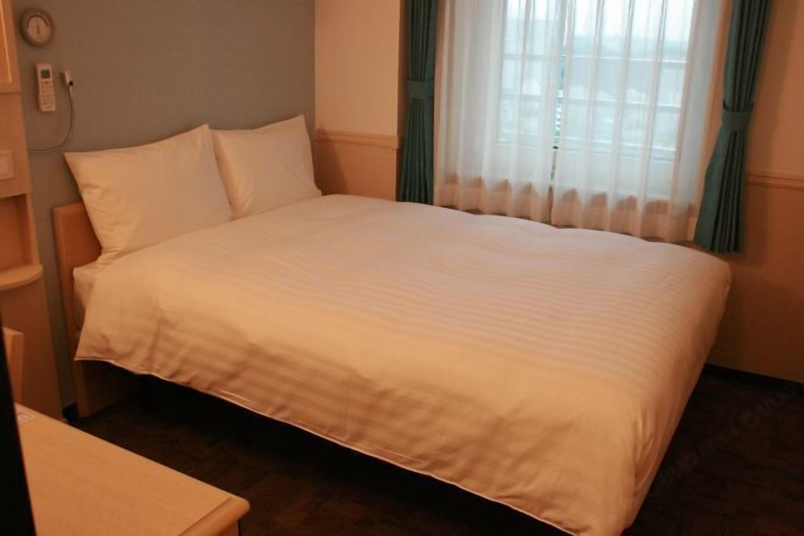 خزنة داخل الغرفة ومكتب ومساحة عمل للكمبيوتر المحمول وستائر تعتيم