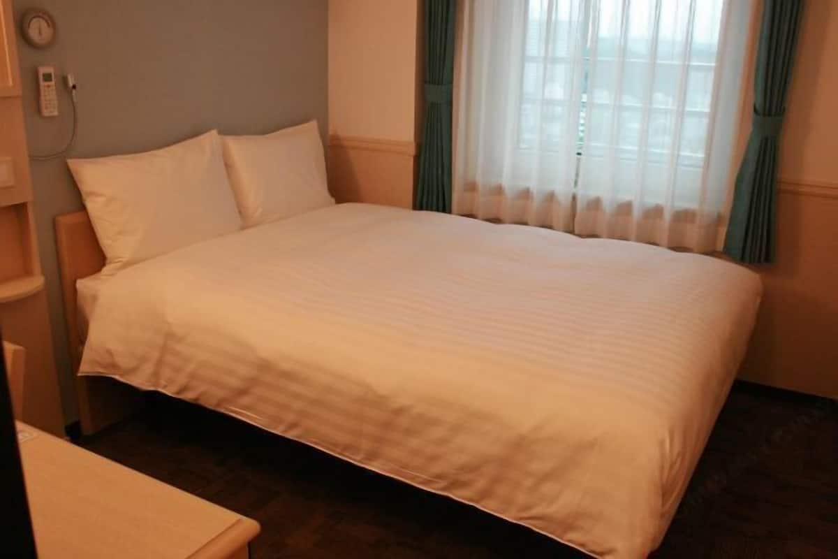 Zimmersafe, Schreibtisch, laptopgeeigneter Arbeitsplatz