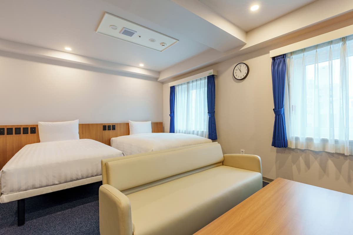 Deluxe Twin Room | In-room safe, desk, laptop workspace, blackout drapes