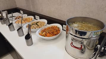 Café da manhã com buffet grátis todos os dias