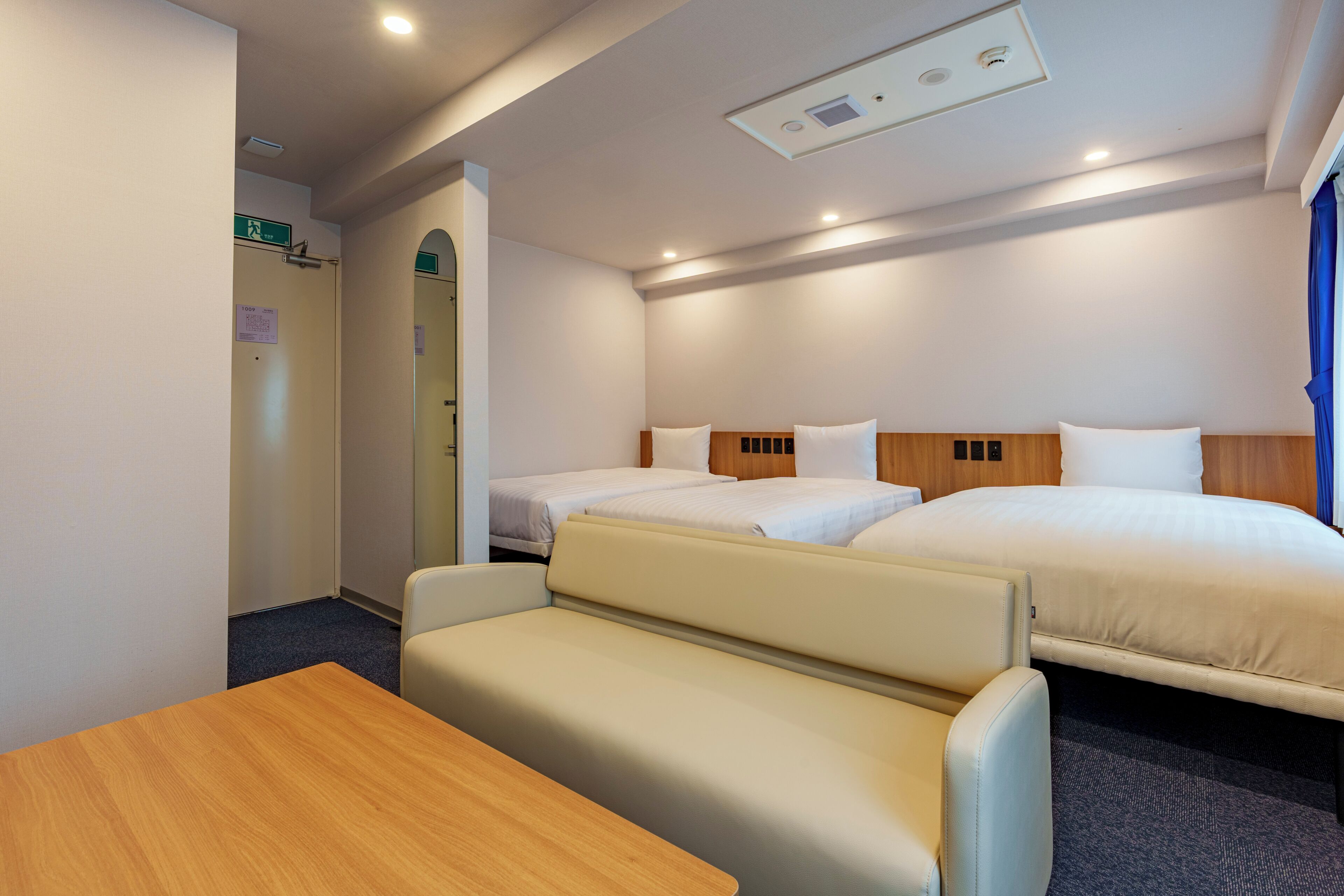 Familien-Dreibettzimmer, Nichtraucher | Zimmersafe, Schreibtisch, laptopgeeigneter Arbeitsplatz