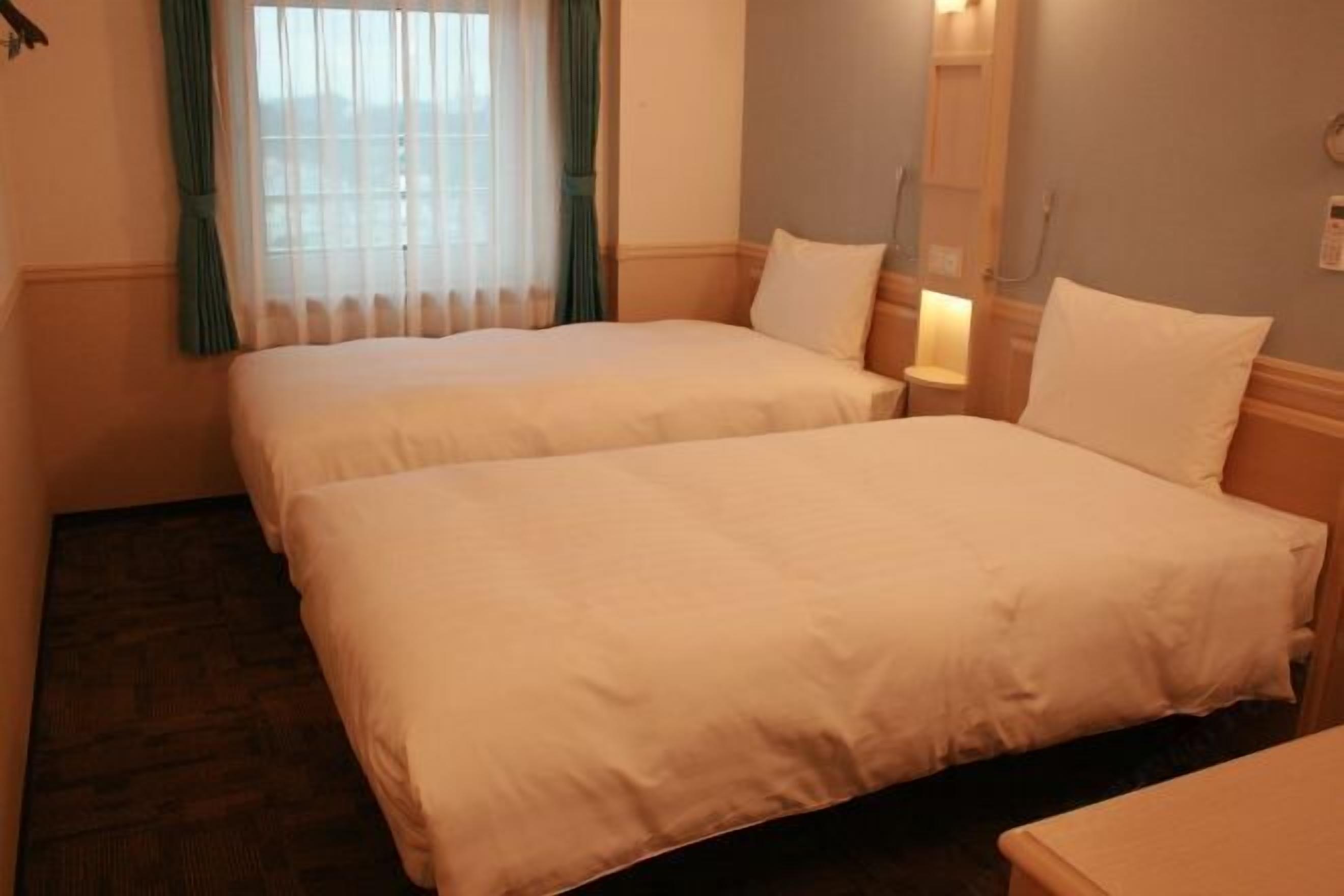 خزنة داخل الغرفة ومكتب ومساحة عمل للكمبيوتر المحمول وستائر تعتيم