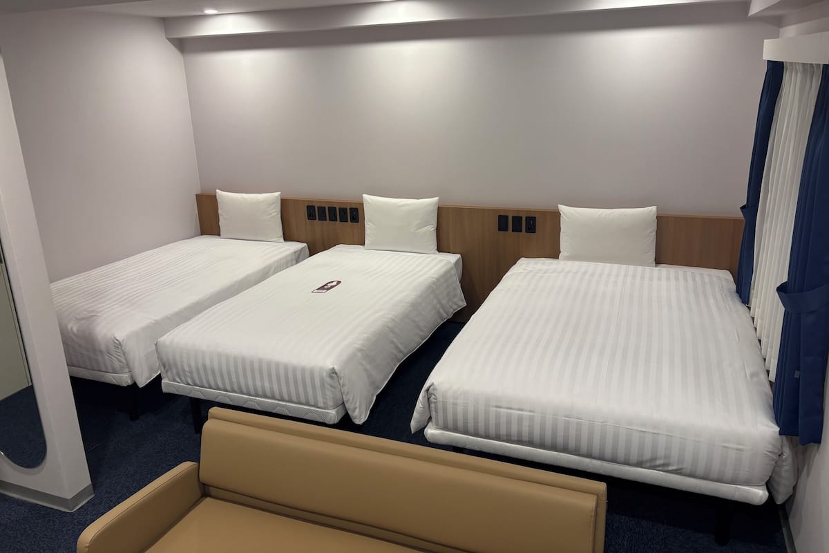 Quarto triplo família, para não fumantes | Cofres nos quartos, escrivaninha, espaço de trabalho para notebook